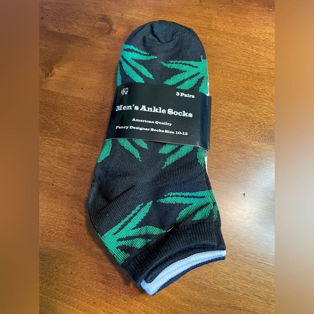 Socks Mens 4 20  Leaf Print Socks. NWT. 3 Pairs